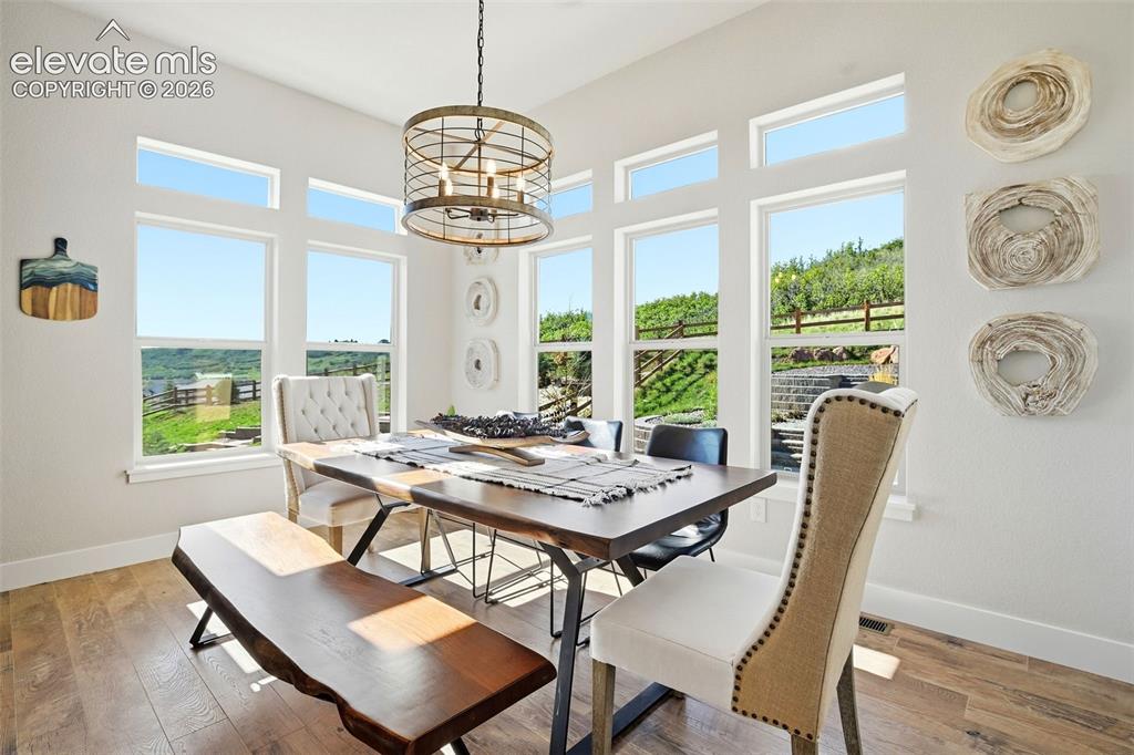 Image 21 of 46: Dining Area