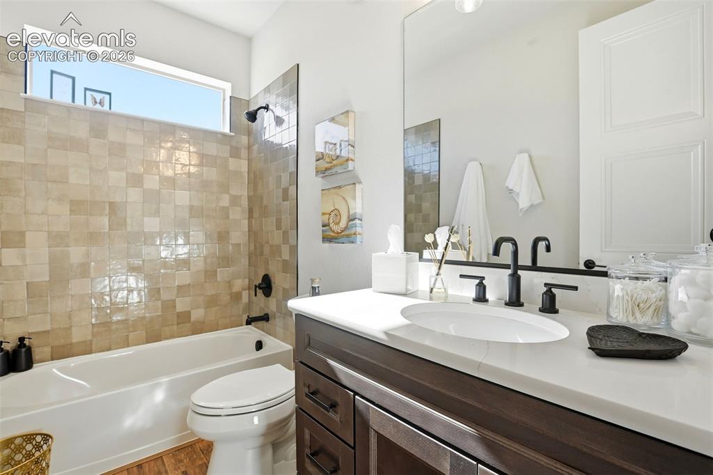 Image 33 of 46: Bathroom