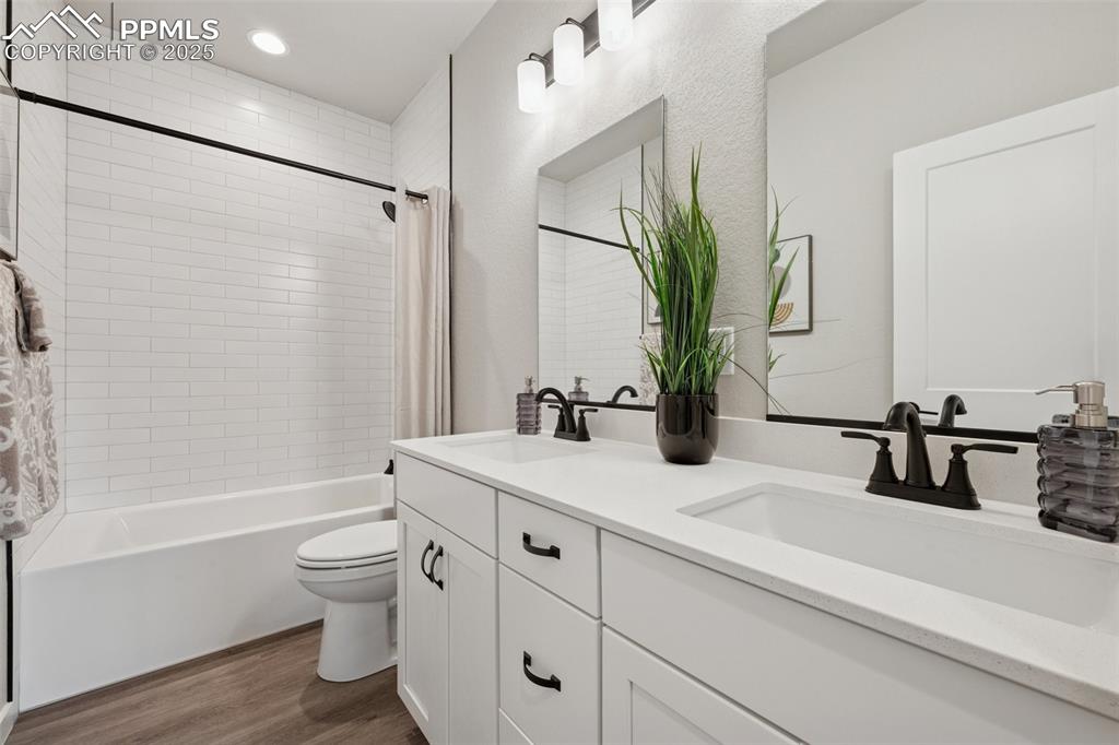 Image 22 of 35: en-suite 