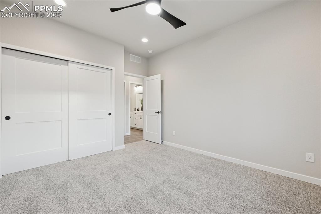 Image 25 of 35: Bedroom