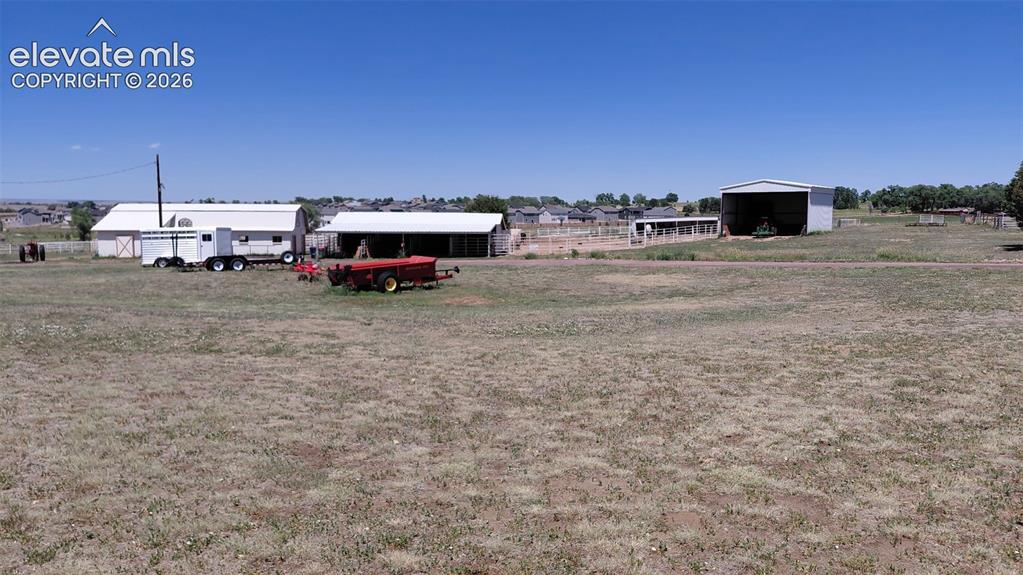 Image 4 of 5: Yard
