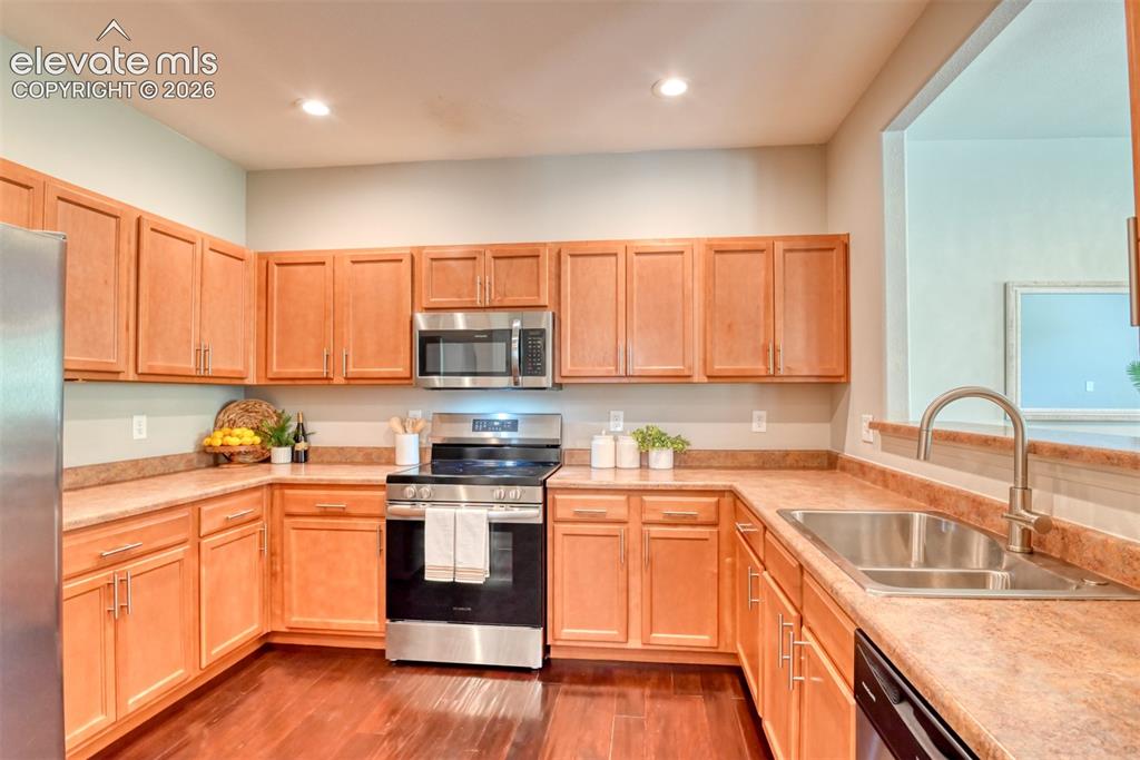Image 16 of 44: Kitchen