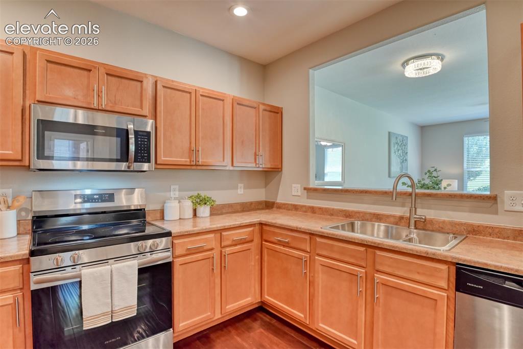 Image 17 of 44: Kitchen
