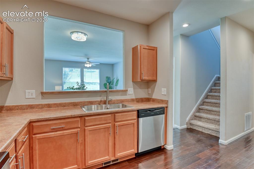 Image 19 of 44: Kitchen
