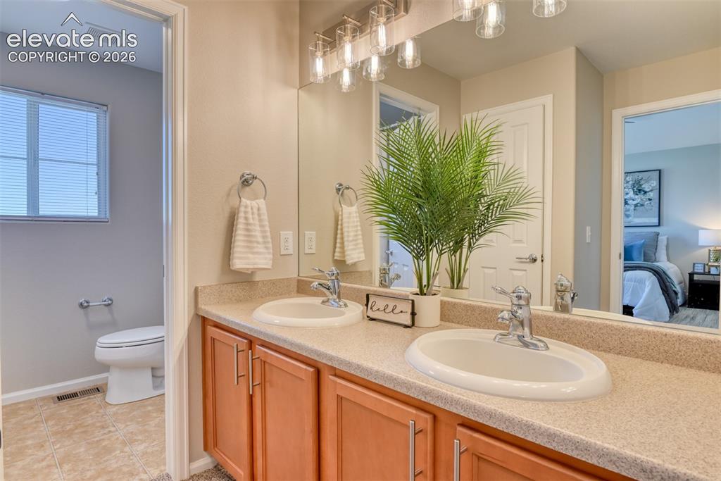 Image 33 of 44: Bathroom