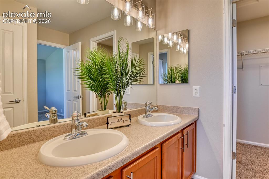Image 34 of 44: Bathroom