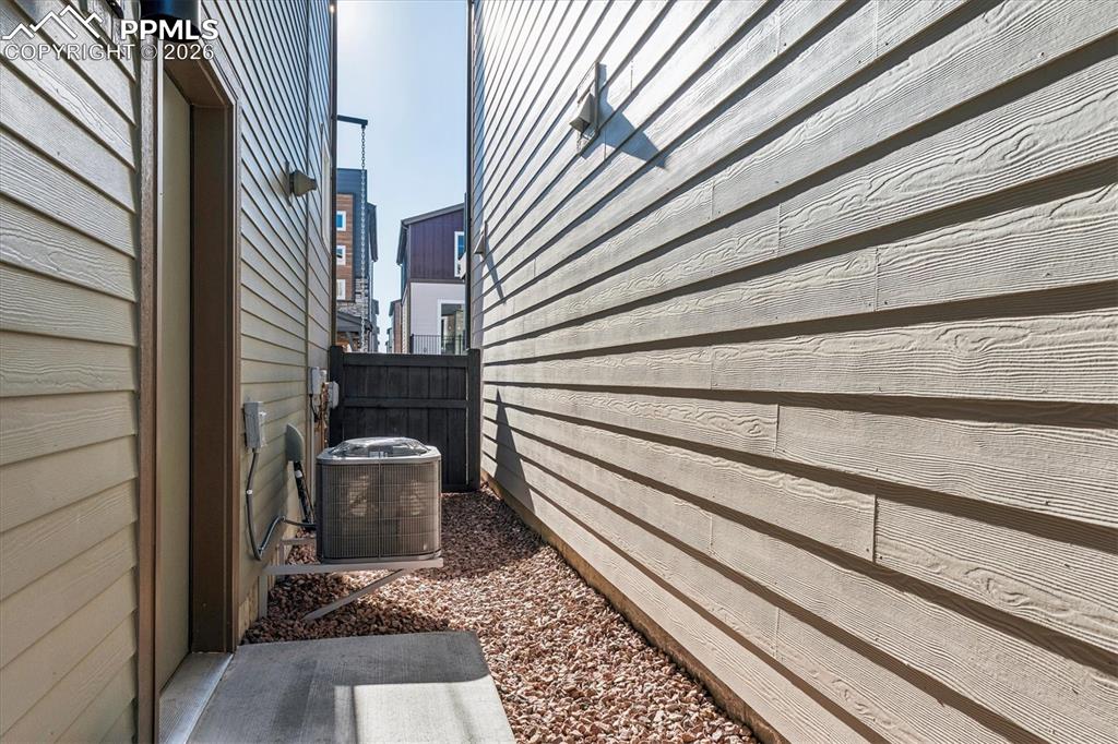 Image 21 of 22: Fenced Side-Yard Perfect for Dog Run