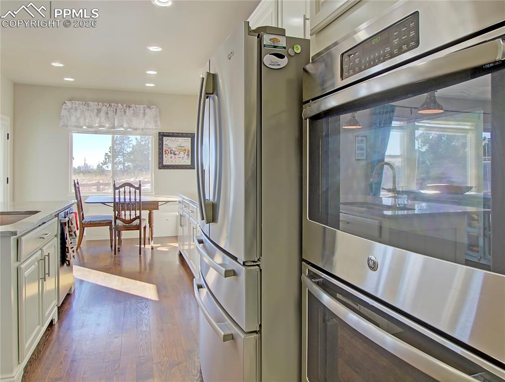 Image 19 of 43: Kitchen