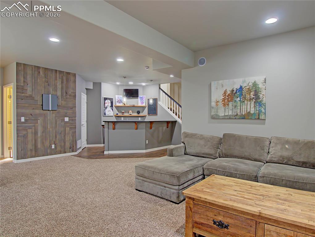 Image 35 of 43: Living Room