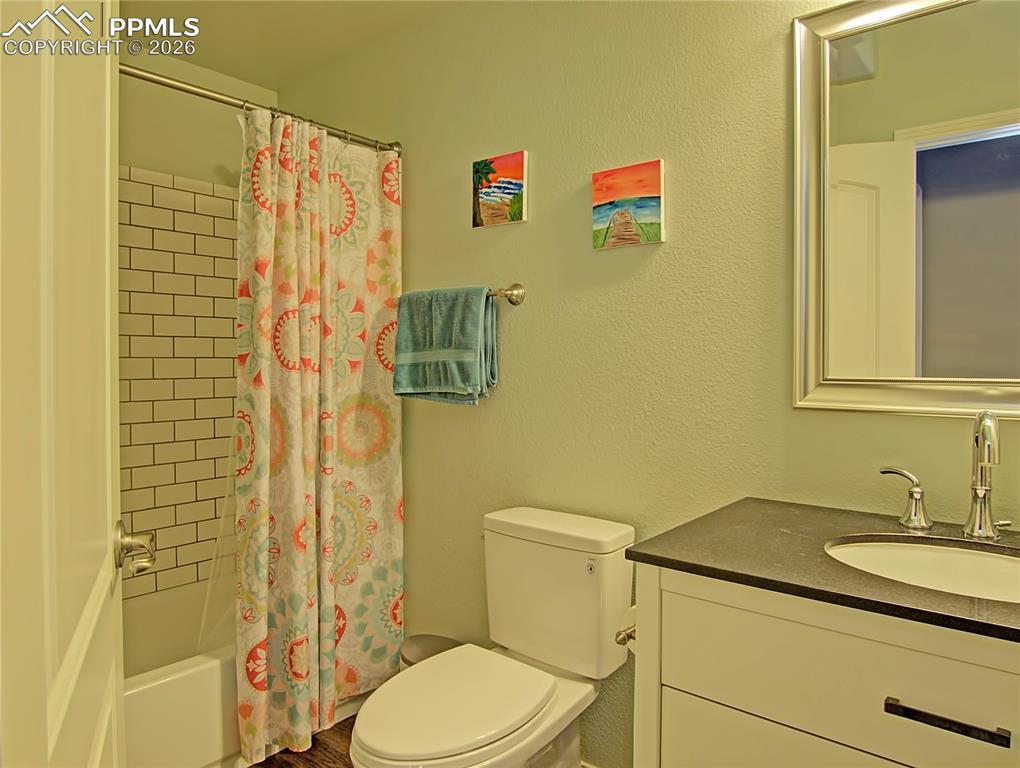 Image 37 of 43: Bathroom