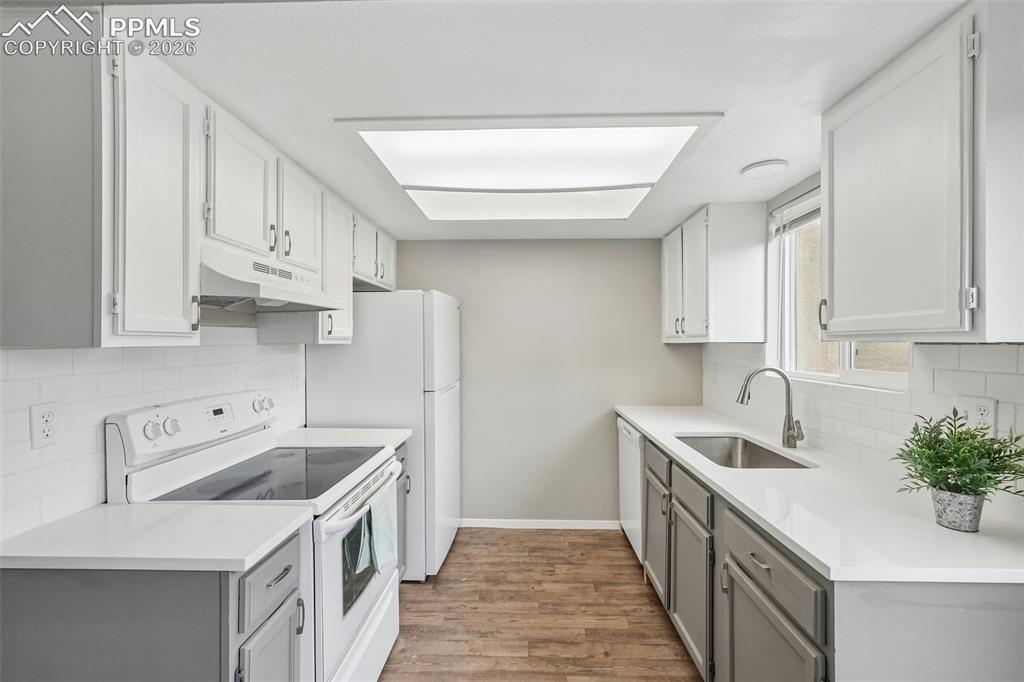Image 17 of 36: Kitchen