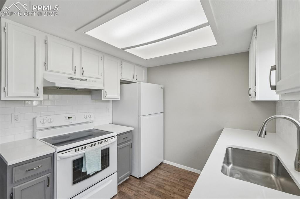 Image 18 of 36: Kitchen