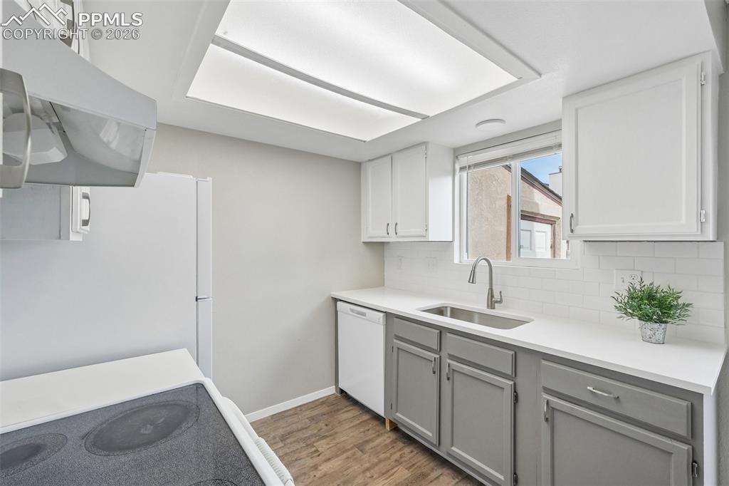 Image 19 of 36: Kitchen