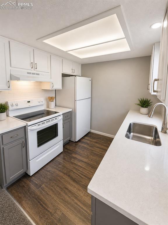 Image 3 of 10: Kitchen