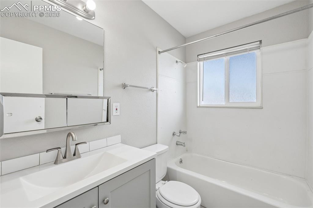 Image 31 of 36: Bathroom