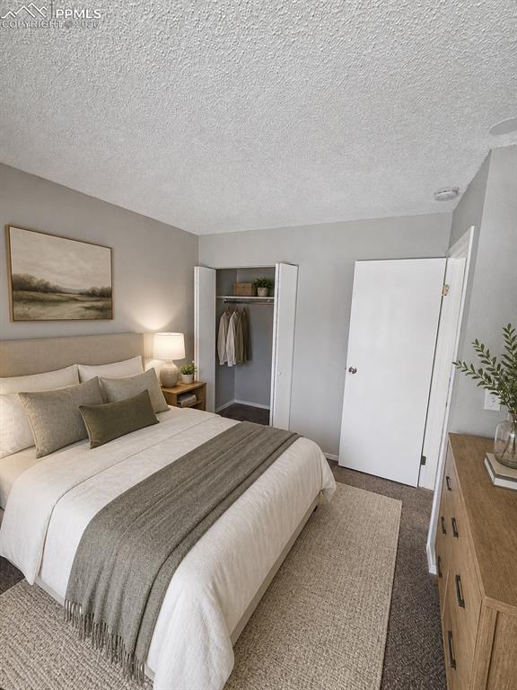 Image 7 of 10: Bedroom