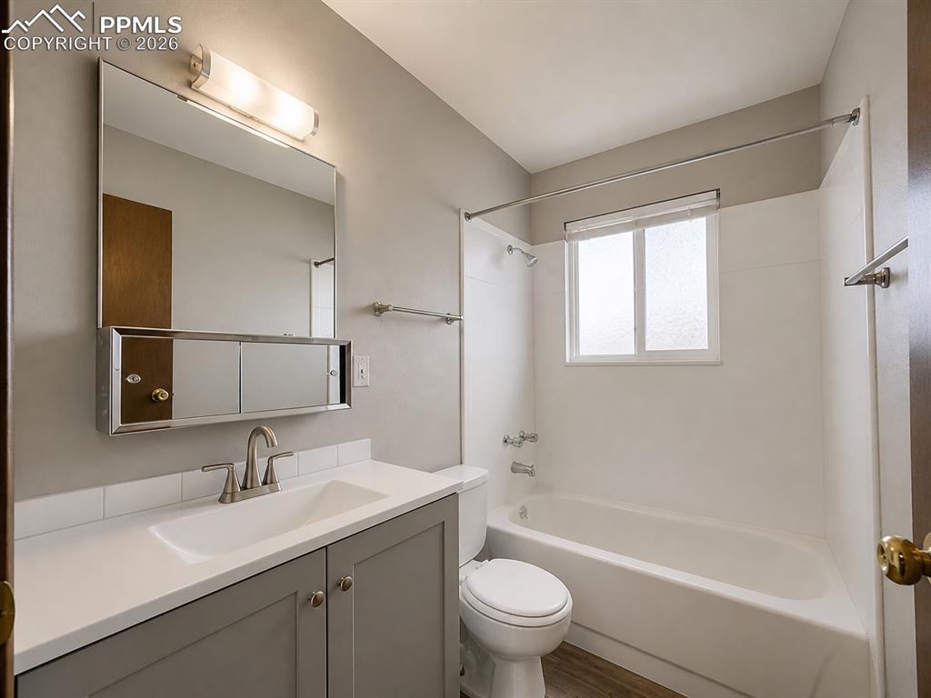 Image 8 of 10: Bathroom