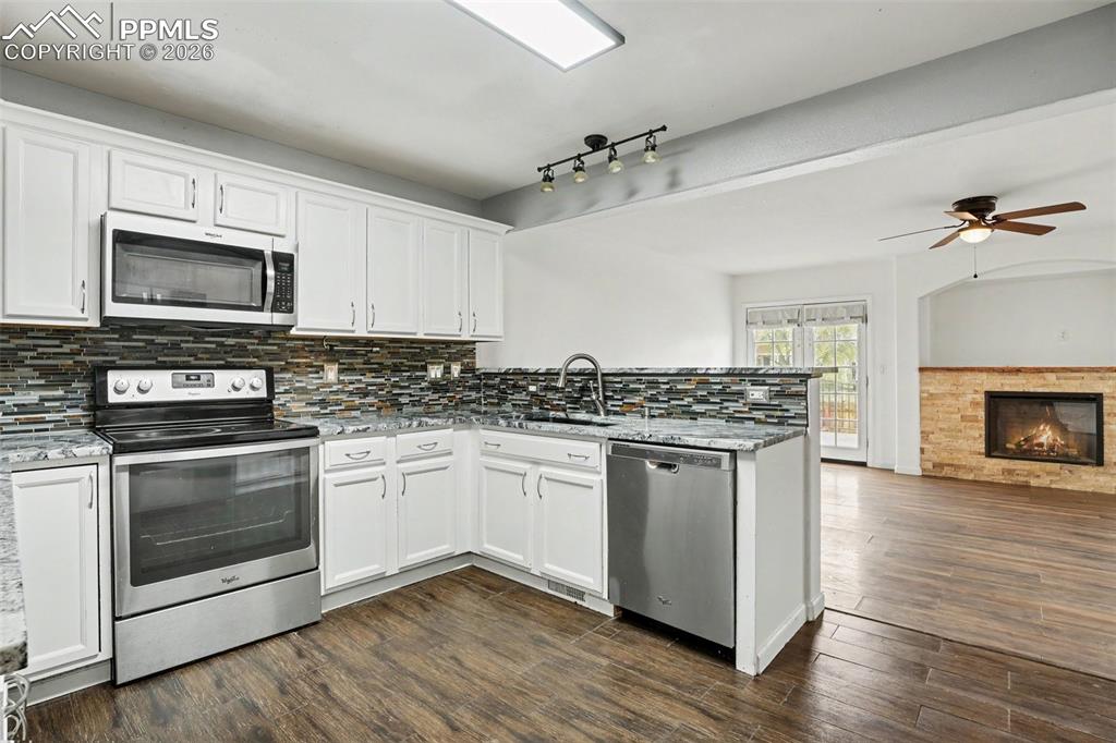 Image 10 of 32: Kitchen