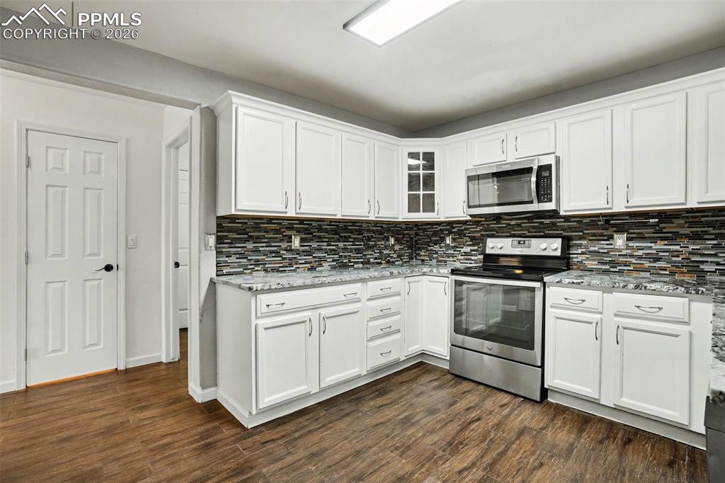 Image 12 of 32: Kitchen