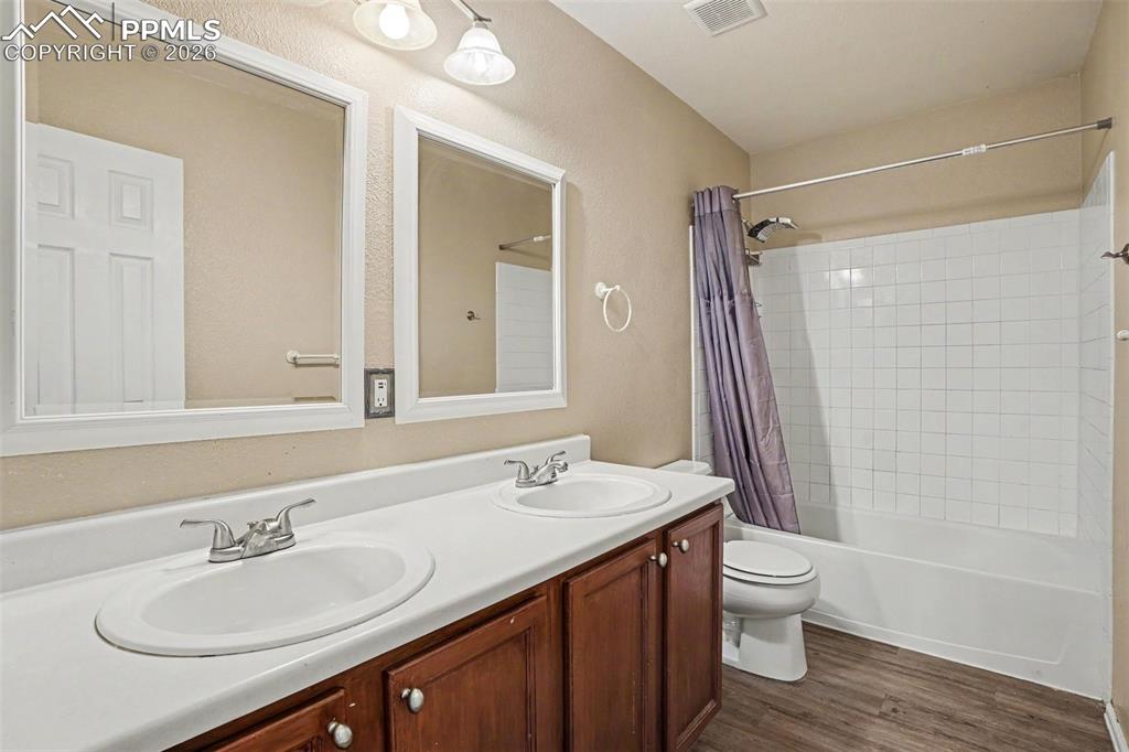 Image 14 of 32: Bathroom