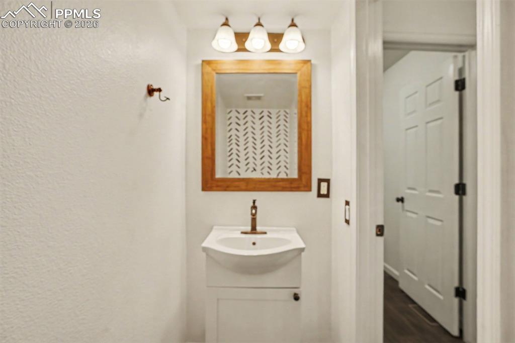 Image 15 of 32: Bathroom