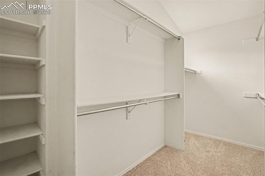 Image 19 of 32: Closet