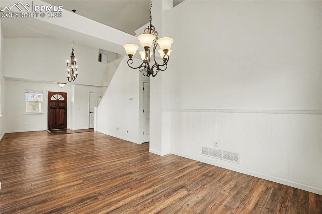 Image 5 of 32: Dining Area