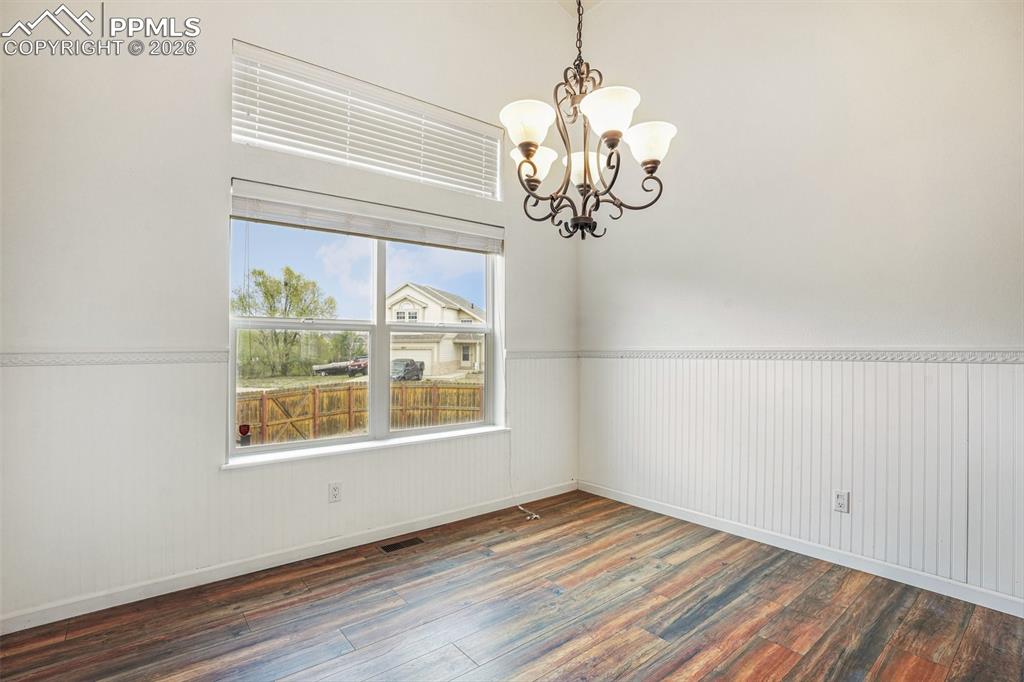 Image 6 of 32: Dining Area