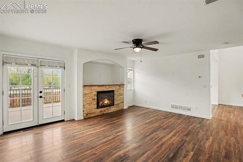 Image 7 of 32: Living Room