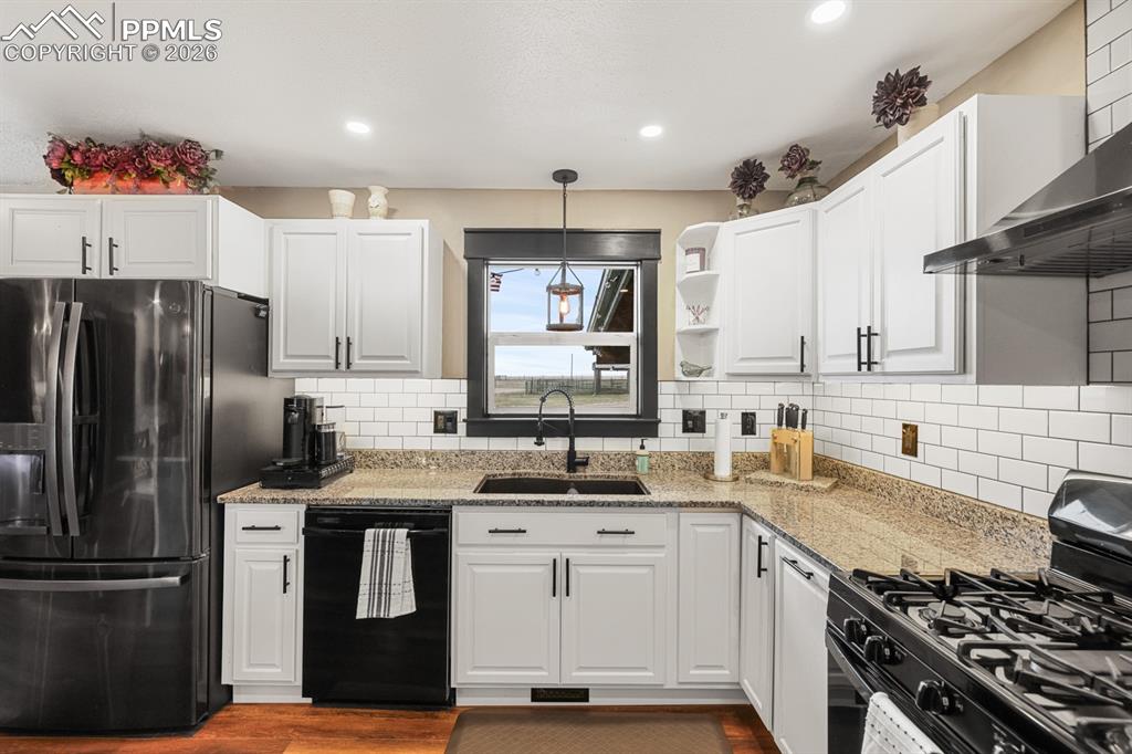 Image 14 of 50: Kitchen