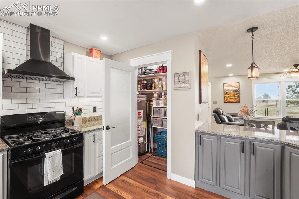 Image 15 of 50: Kitchen