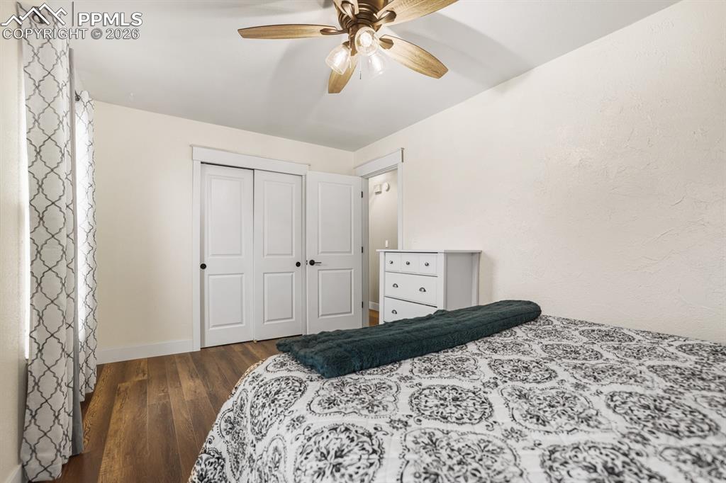 Image 19 of 50: Bedroom