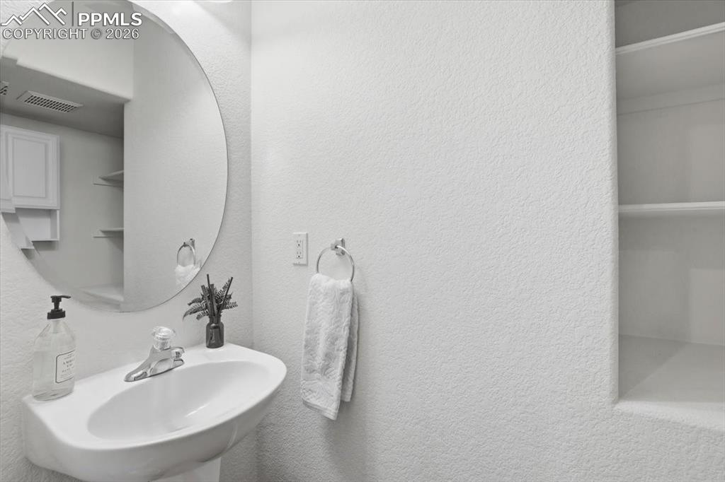 Image 10 of 32: Bathroom