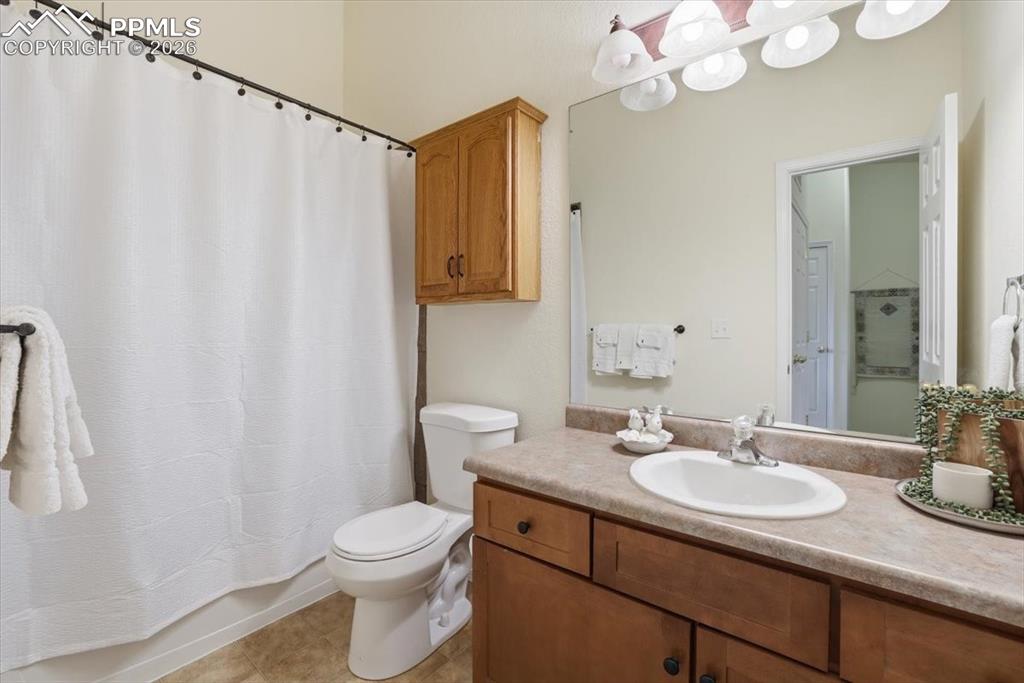 Image 20 of 32: Bathroom