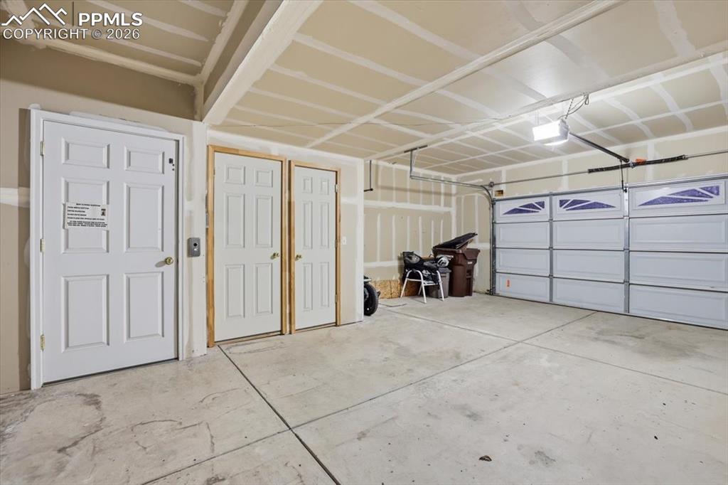 Image 26 of 32: Garage