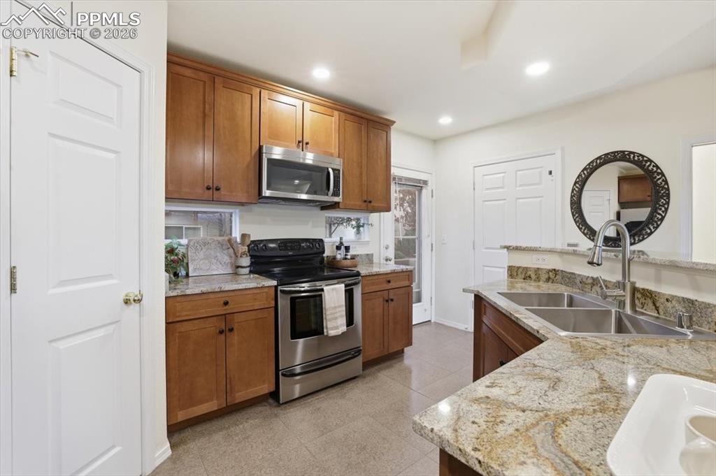 Image 4 of 32: Kitchen