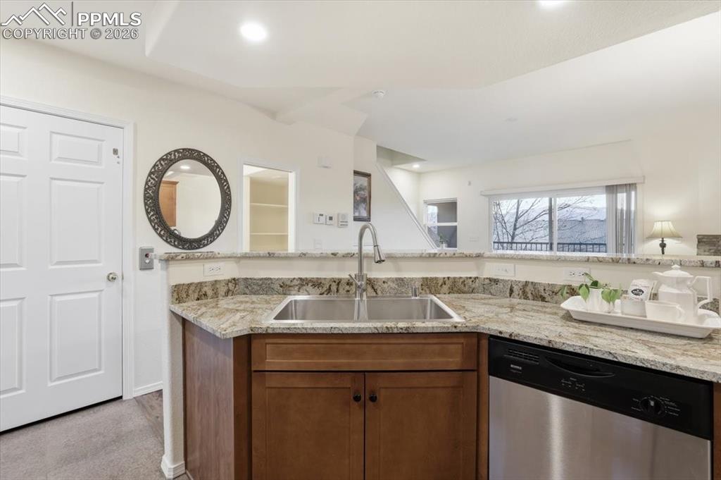 Image 5 of 32: Kitchen