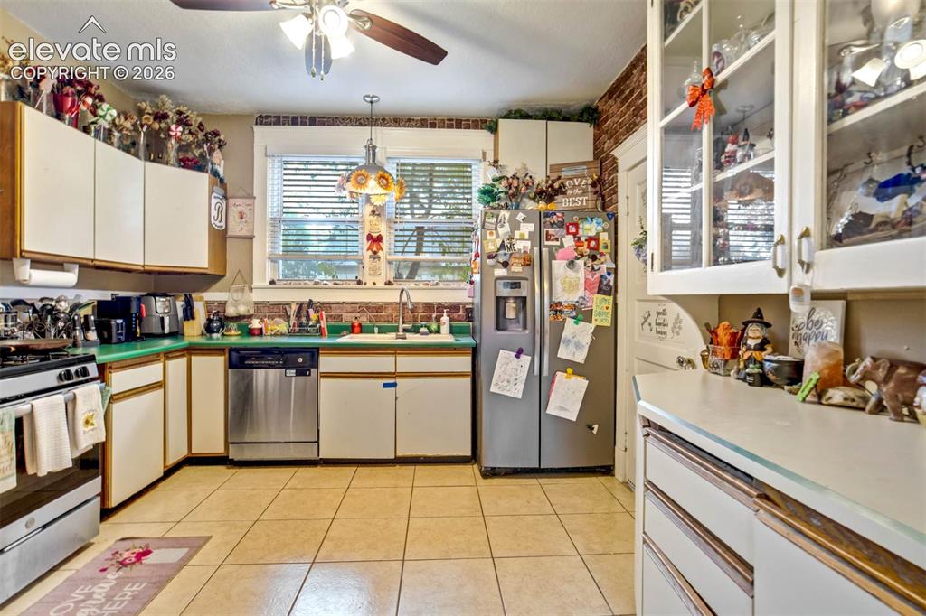 Image 10 of 37: Kitchen