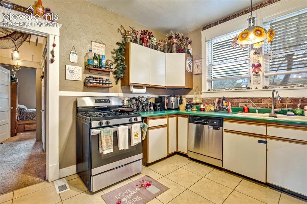 Image 12 of 37: Kitchen