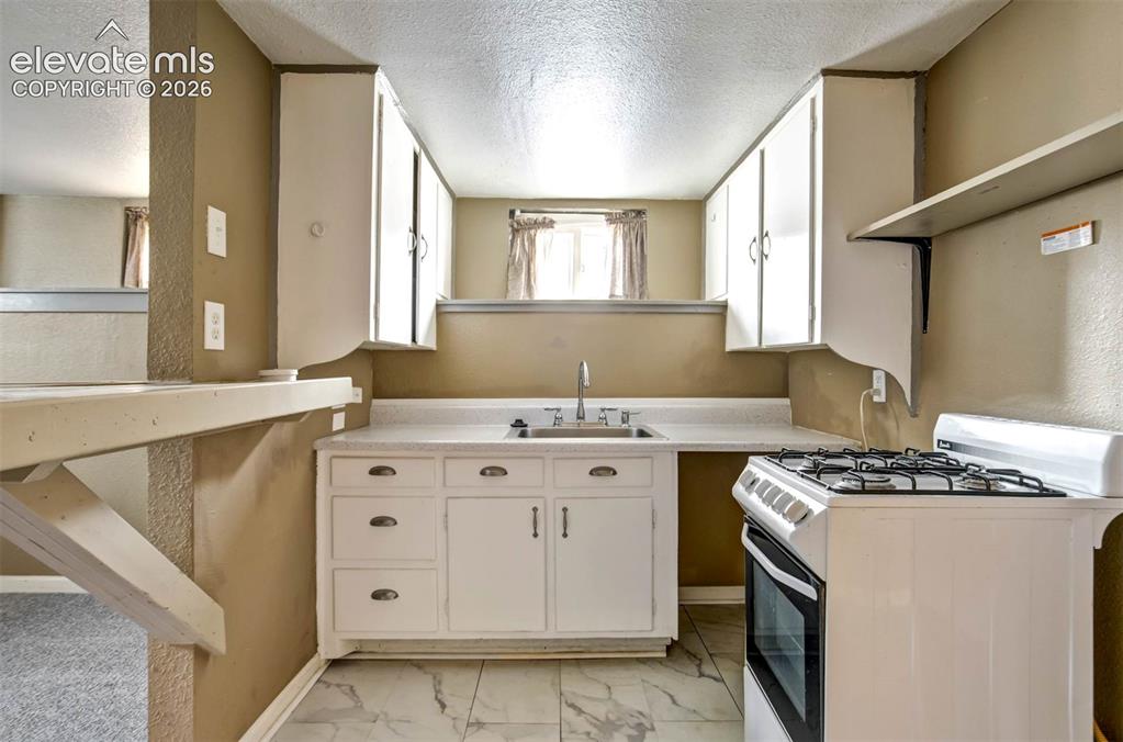 Image 17 of 37: Kitchen