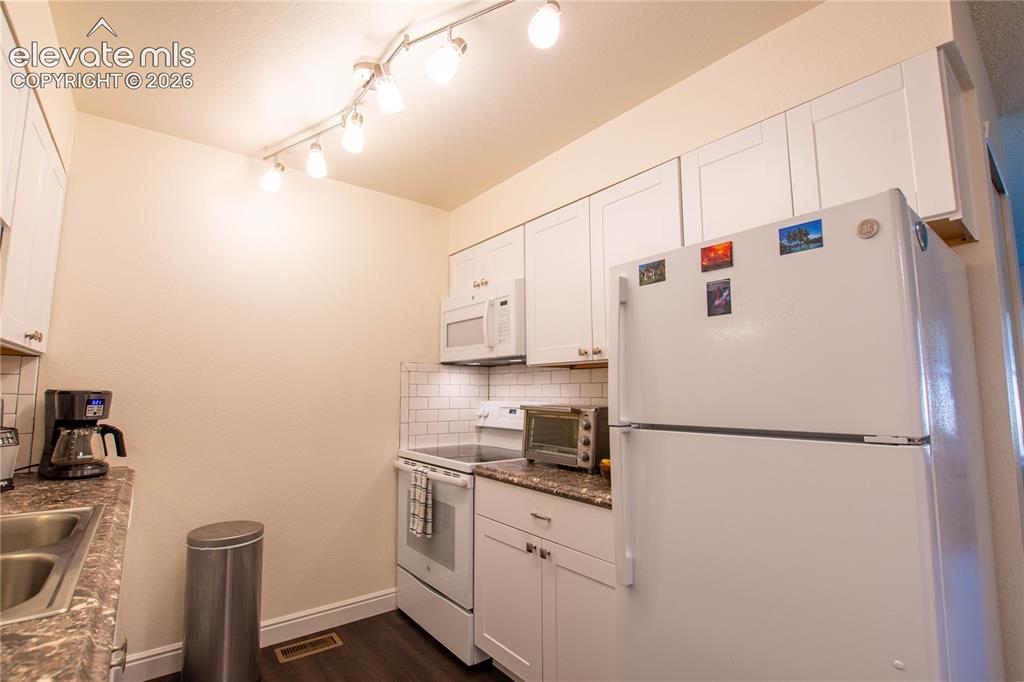 Image 10 of 22: Kitchen