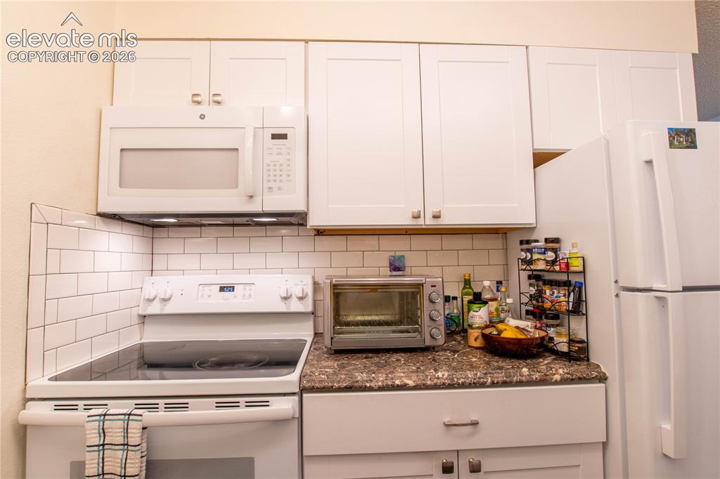 Image 11 of 22: Kitchen