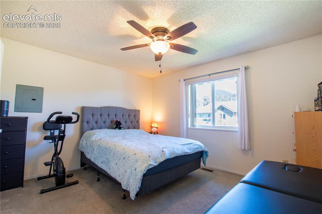 Image 19 of 22: Bedroom