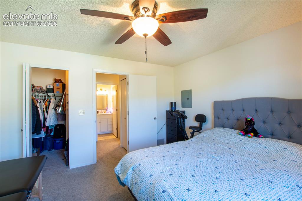 Image 21 of 22: Bedroom