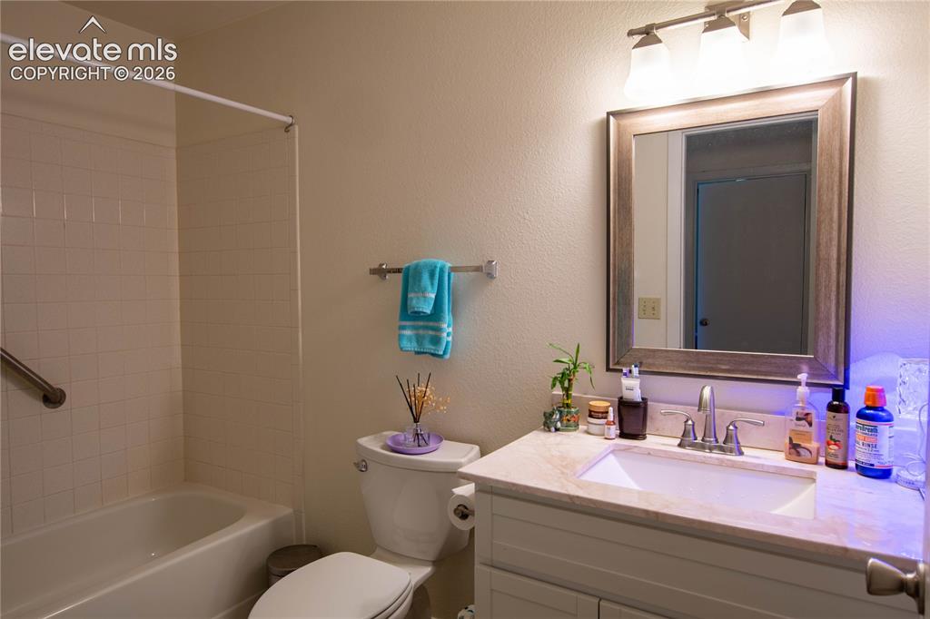 Image 4 of 22: Bathroom