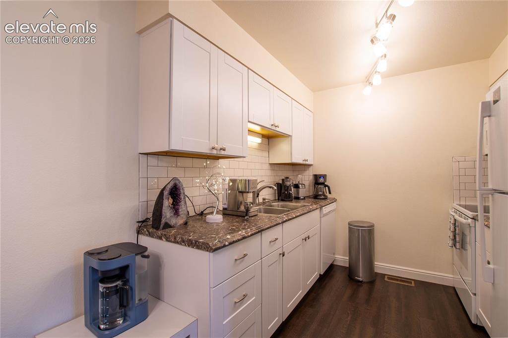 Image 8 of 22: Kitchen