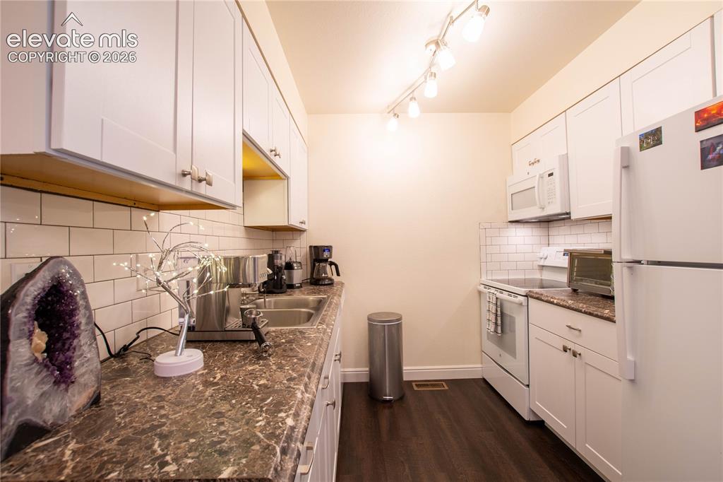 Image 9 of 22: Kitchen