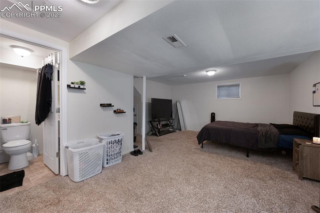 Image 10 of 20: Bedroom