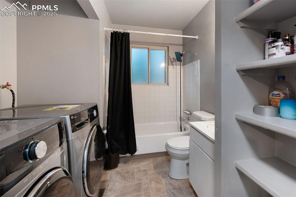 Image 14 of 20: Bathroom