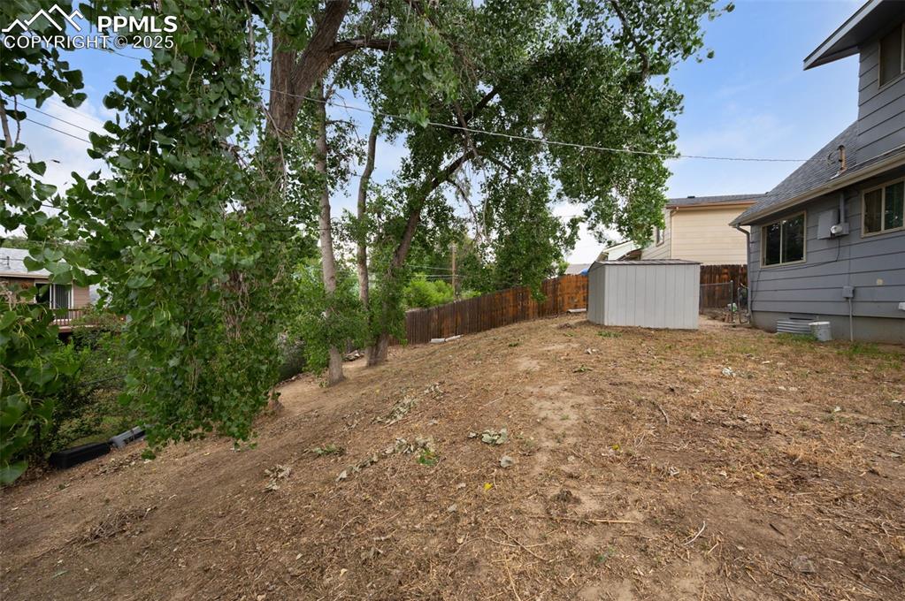 Image 15 of 20: Yard